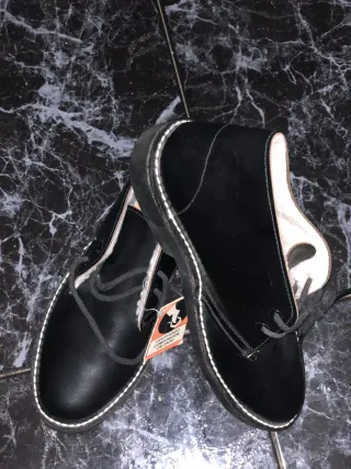 Botas negras con cordones y forro