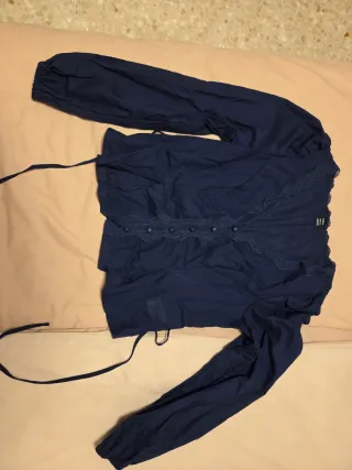 Blusa azul manga larga con encaje