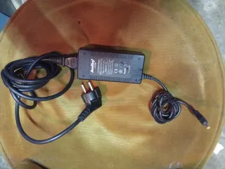 Cargador 30V Patinete Eléctrico