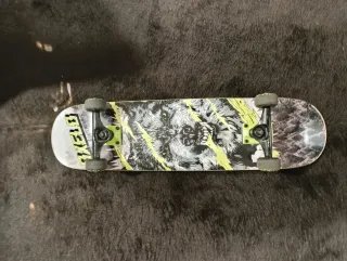 Skate con diseño de lobo