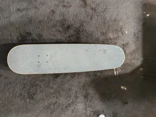 Skate con diseño de lobo