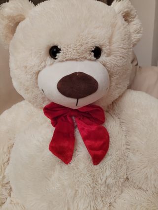 Orsacchiotto bianco con fiocco rosso