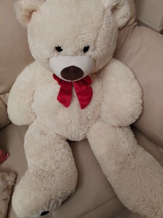 Orsacchiotto bianco con fiocco rosso