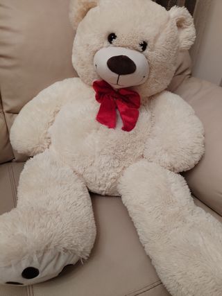 Orsacchiotto bianco con fiocco rosso