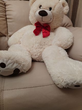 Orsacchiotto bianco con fiocco rosso