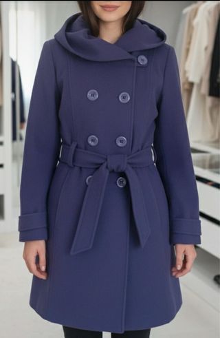 Abrigo de paño azul con capucha