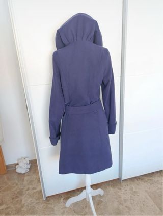 Abrigo de paño azul con capucha