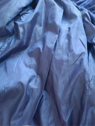 Abrigo de paño azul con capucha