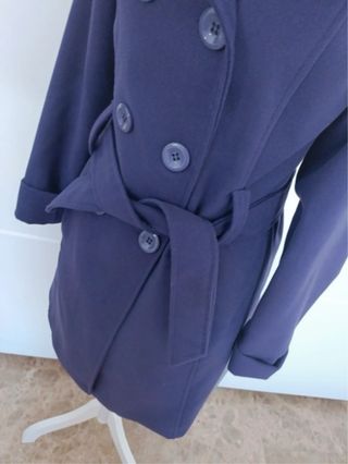 Abrigo de paño azul con capucha