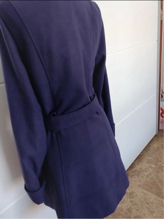 Abrigo de paño azul con capucha