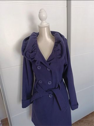 Abrigo de paño azul con capucha