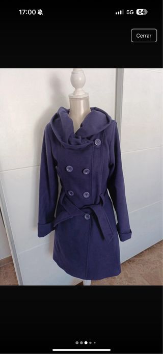 Abrigo de paño azul con capucha
