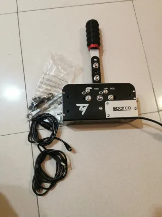 Simulatore Thrustmaster ideale per PS5 e PC