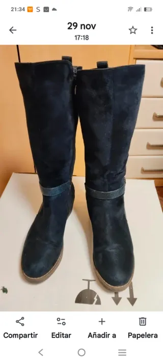 Botas altas azul marino. cómodas