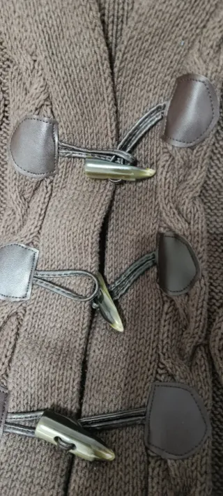 Chaqueta de punto marrón con toggles