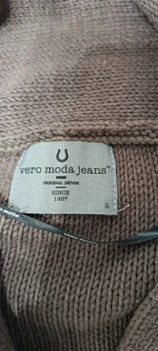 Chaqueta de punto marrón con toggles