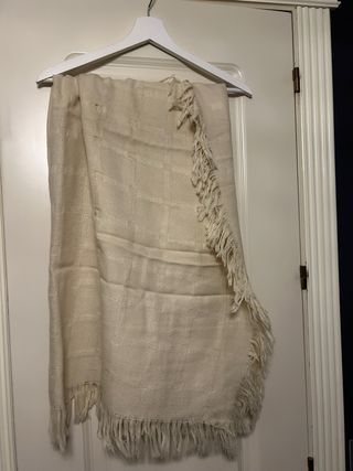 Fular beige y blanco con flecos