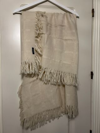 Fular beige y blanco con flecos