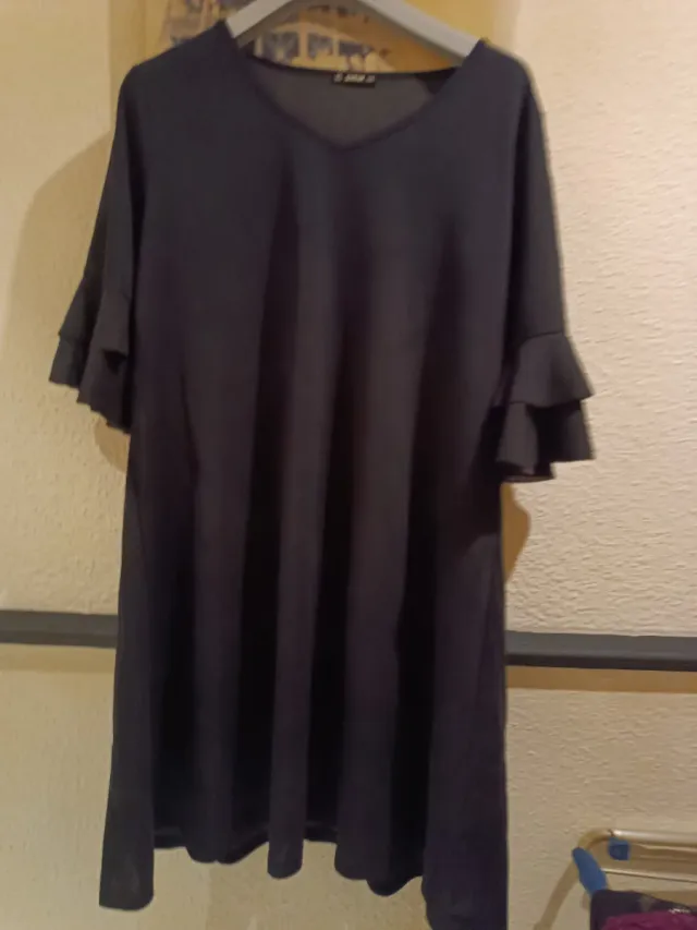 Vestido negro elegante manga media