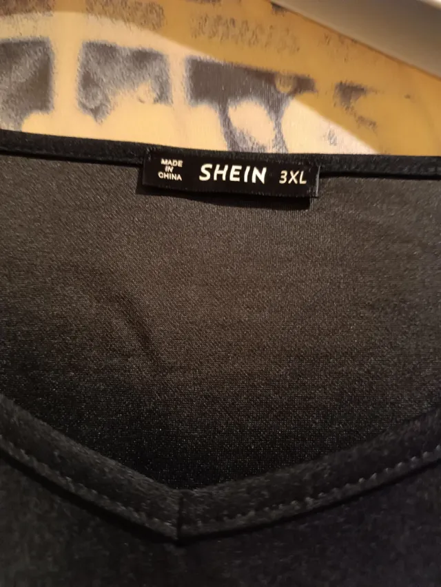 Vestido negro elegante manga media