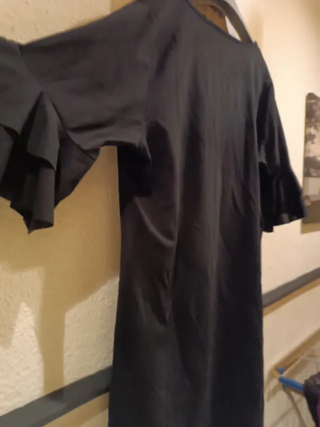 Vestido negro elegante manga media
