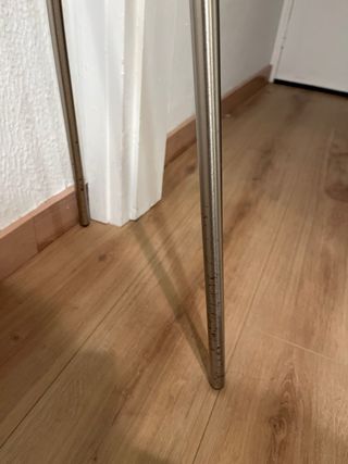 Colgador de pie metálico