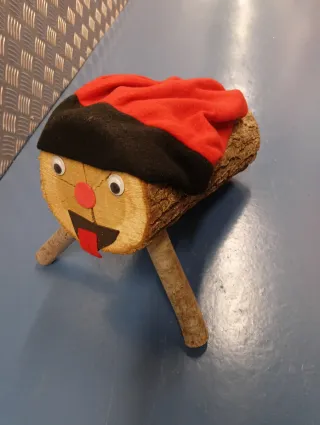Caga Tió de madera con gorro