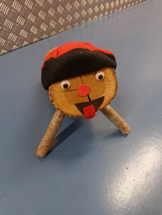 Caga Tió de madera con gorro
