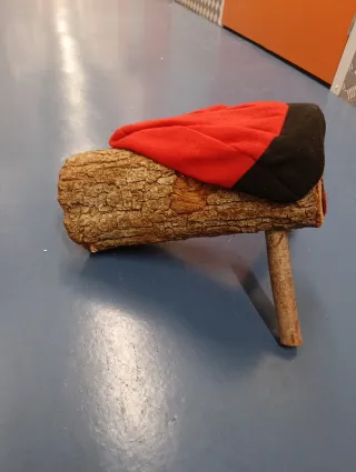 Caga Tió de madera con gorro