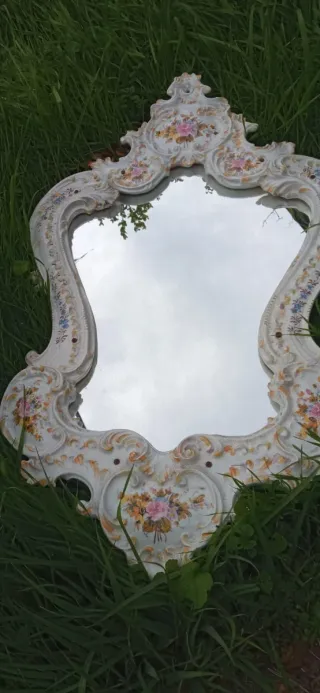 Specchio con cornice floreale in ceramica