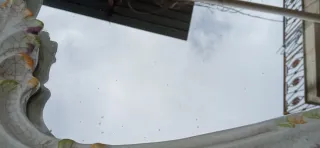 Specchio con cornice floreale in ceramica