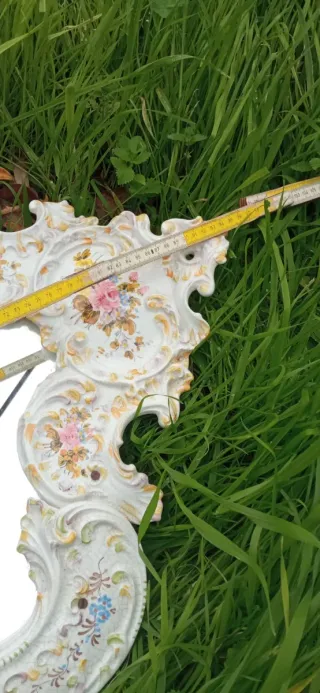 Specchio con cornice floreale in ceramica