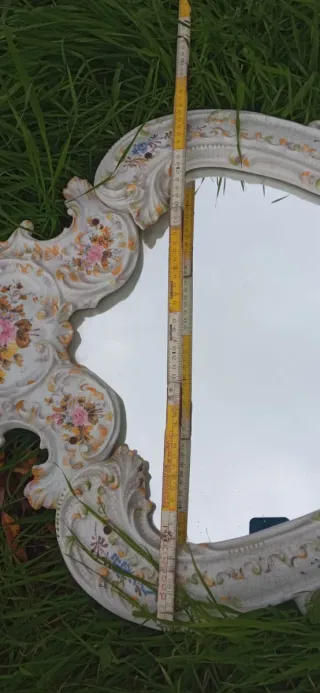 Specchio con cornice floreale in ceramica