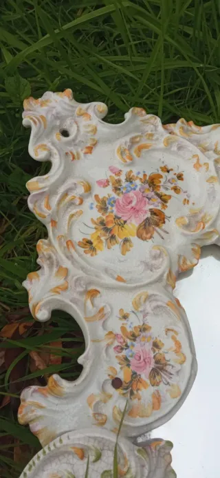 Specchio con cornice floreale in ceramica