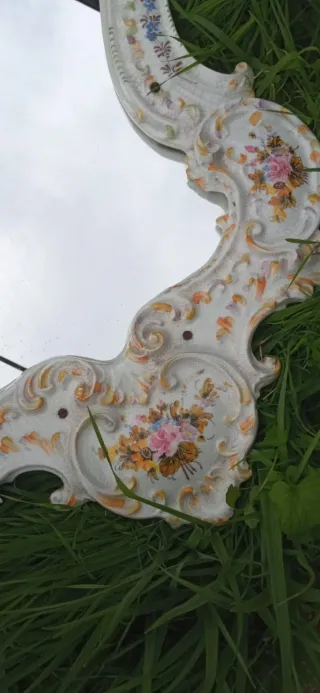 Specchio con cornice floreale in ceramica