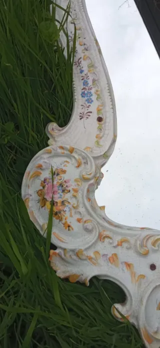 Specchio con cornice floreale in ceramica