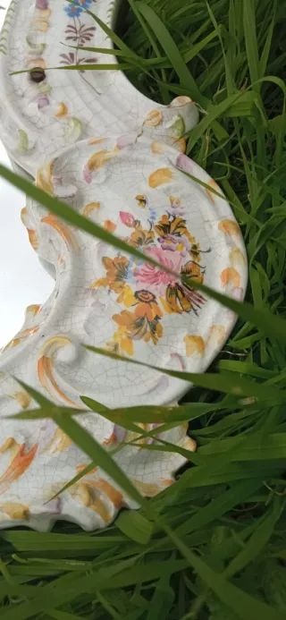 Specchio con cornice floreale in ceramica