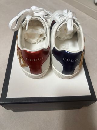 Zapatillas Gucci Blancas y Doradas.