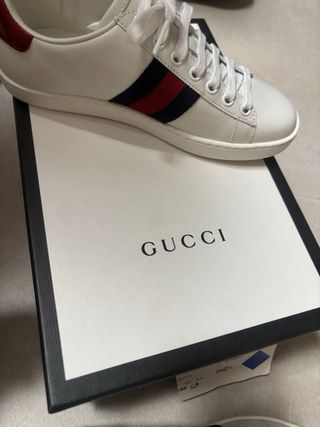 Zapatillas Gucci Blancas y Doradas.