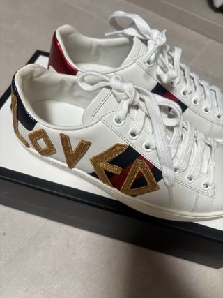 Zapatillas Gucci Blancas y Doradas.