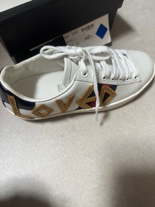 Zapatillas Gucci Blancas y Doradas.