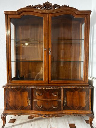 Vitrina de madera y cristal