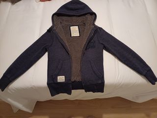 Chaqueta con forro polar azul y gris