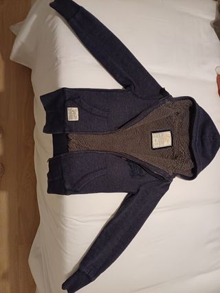 Chaqueta con forro polar azul y gris