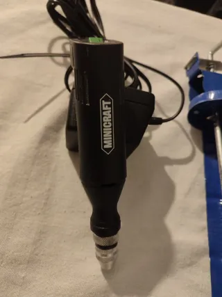 Mini taladro y pistola de silicona de regalo