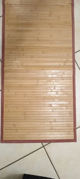 Tappeto in bambù con bordo rosso 280 cm x 50 cm