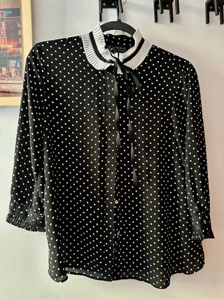 Blusa negra de lunares con cuello plisado y lazo