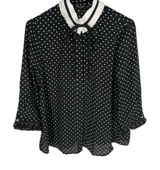 Blusa negra de lunares con cuello plisado y lazo