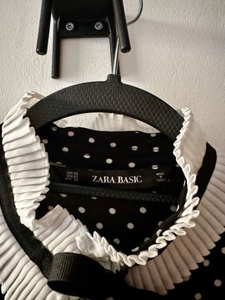 Blusa negra de lunares con cuello plisado y lazo