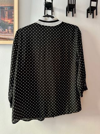 Blusa negra de lunares con cuello plisado y lazo